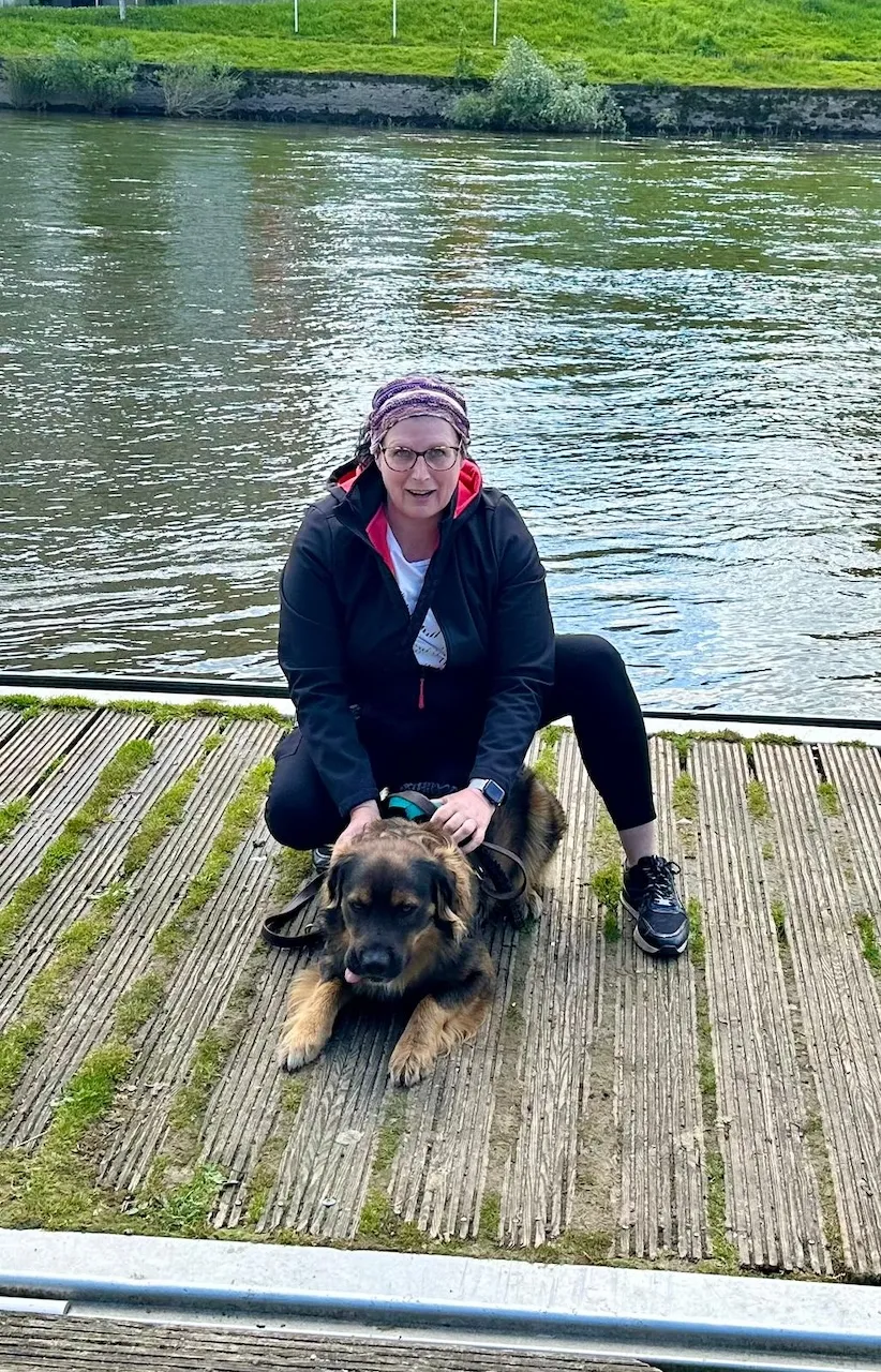 Tierheilpraxis Am Moor - Tierheilpraktikerin, Aromaberaterin, Hundepension - Melanie Deckers mit Hund